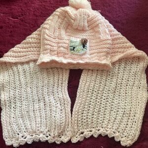 Crochet .Hello kitty scarf and hat set.

Child 3-5 year